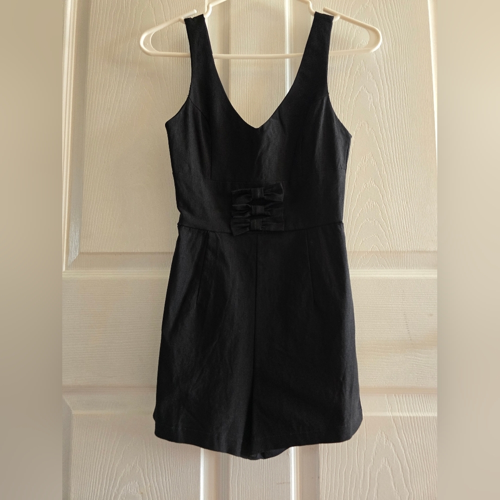 Black Sheath Mini Dress with V-Neck for Cocktail Nights